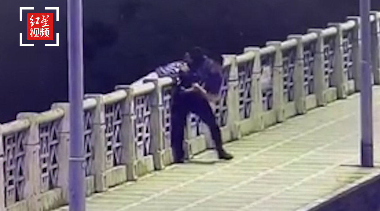 澳门今晚一肖一码100%精准_民警合力救下跳桥男子,高效实施方法分析_Surface78.74.48