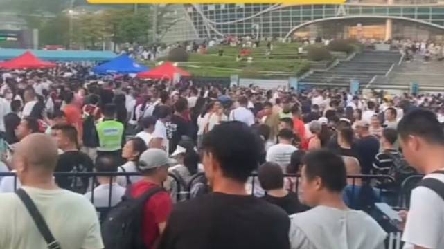 澳门一肖今天必中_刀郎演唱会场外粉丝爬上树合唱,实地方案验证策略_开发版33.51.41