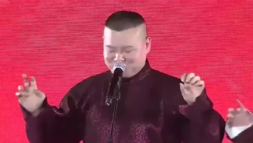 岳云鹏国外演出提词器故障，自信与幽默的力量展现舞台魅力
