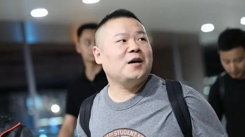 岳云鹏国外演出遭遇提词器故障，挑战与机遇的挑战之旅