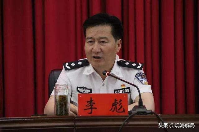 涉黑公安局副局长妻子曾运营公交，背景之下的心灵之旅