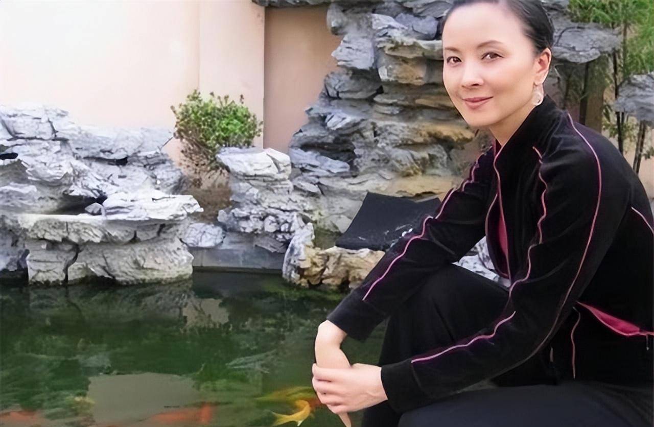 周洁最新语法课，小巷中的语言探索之旅