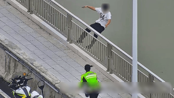 民警合力救下跳桥男子，救援步骤与指南