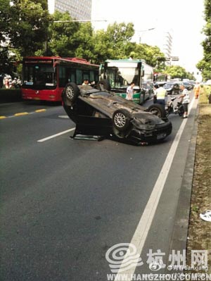 埃及东北部公共汽车意外翻车，生死瞬间展现人性光辉