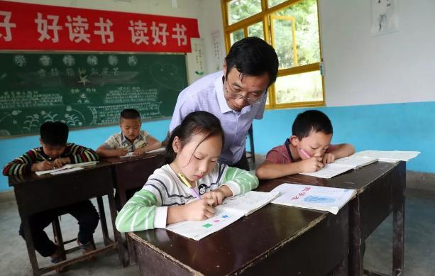 小学教学楼成危楼紧急停课，教育局回应及小巷特色小店探秘！