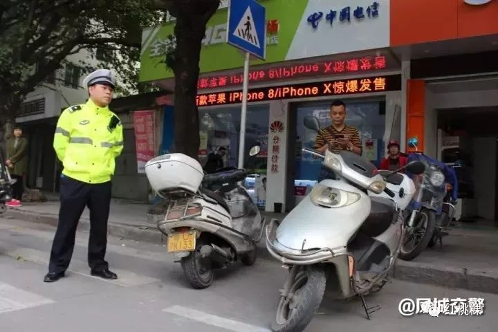 小交警贴脸劝导，助力路人戴上头盔，自信与成就感的励志故事