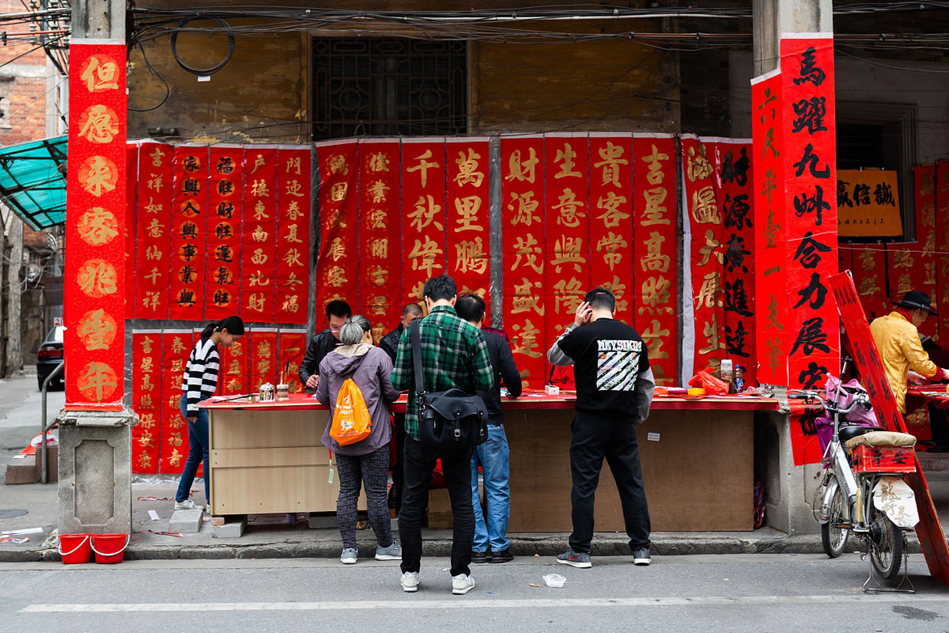 今日最新春联，小巷深处的特色小店的年味文化