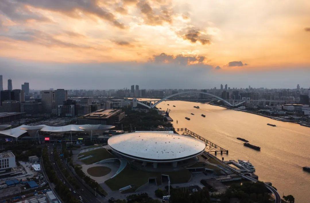 奔驰最新造型，自然美景的探索之旅之旅