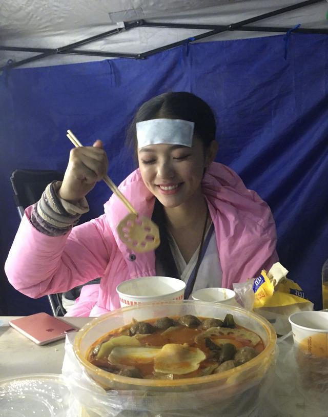 林允机场新照揭秘，偶遇小巷特色小店的惊喜瞬间